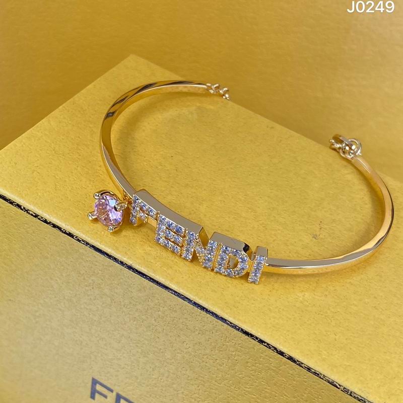 Fendi bracelet 10lyr2
